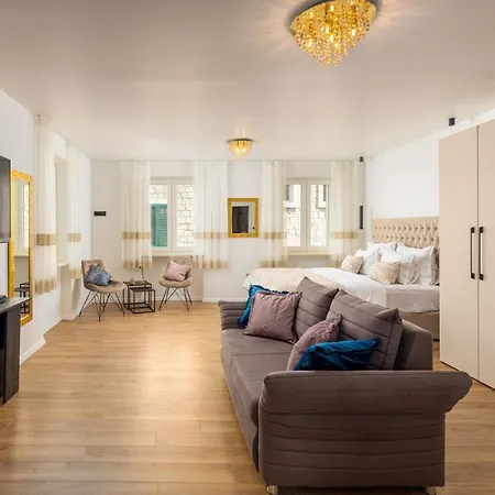 Luxury Duje *